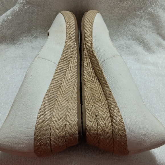 American Eagle Slip-on Cream Canvas Wedge sz. 10 W - Picture 9 of 9